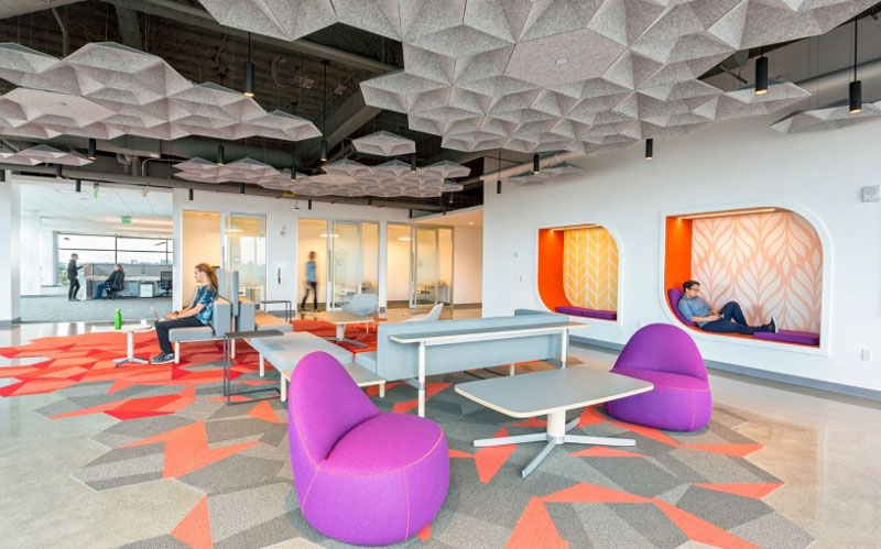 Trần thả là giải pháp tiêu âm giảm tiếng ồn khá phổ tại các văn phòng thiết kế mở biến hiện nay